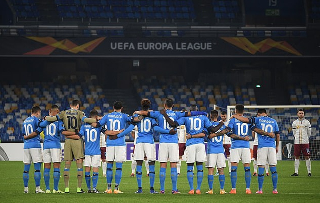 Ντιέγκο Μαραντόνα: Ανατριχίλα στο «Σαν Πάολο» με το Live is life (video+photos)