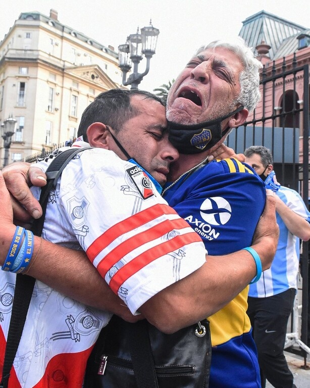 Μαραντόνα: Ο «Θεός» στην τελευταία του κατοικία - Θρήνος σ’ όλον τον κόσμο (photos+videos)