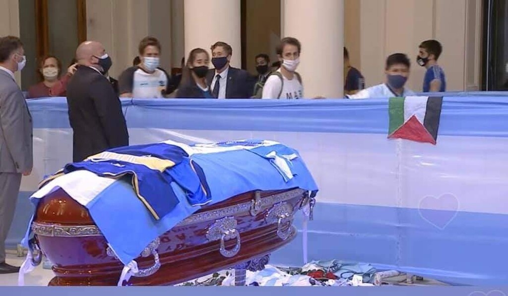 Μαραντόνα: Ο «Θεός» στην τελευταία του κατοικία - Θρήνος σ’ όλον τον κόσμο (photos+videos)