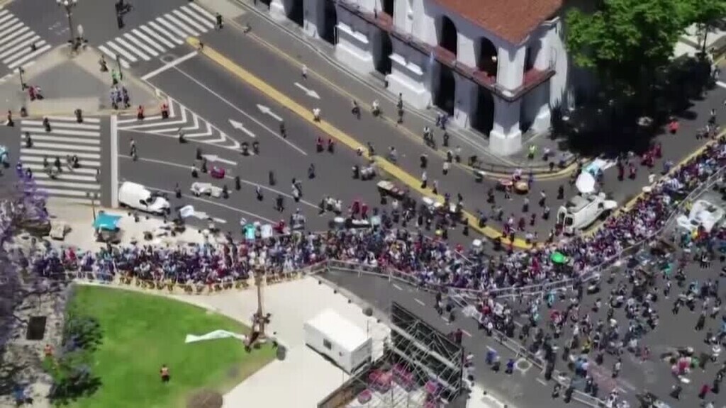 Μαραντόνα: Ο «Θεός» στην τελευταία του κατοικία - Θρήνος σ’ όλον τον κόσμο (photos+videos)