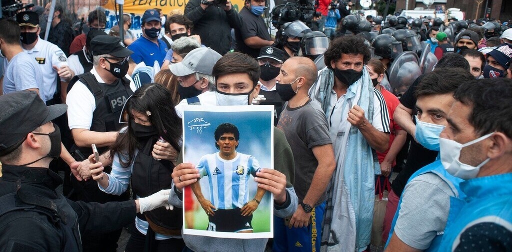 Μαραντόνα: Ο «Θεός» στην τελευταία του κατοικία - Θρήνος σ’ όλον τον κόσμο (photos+videos)