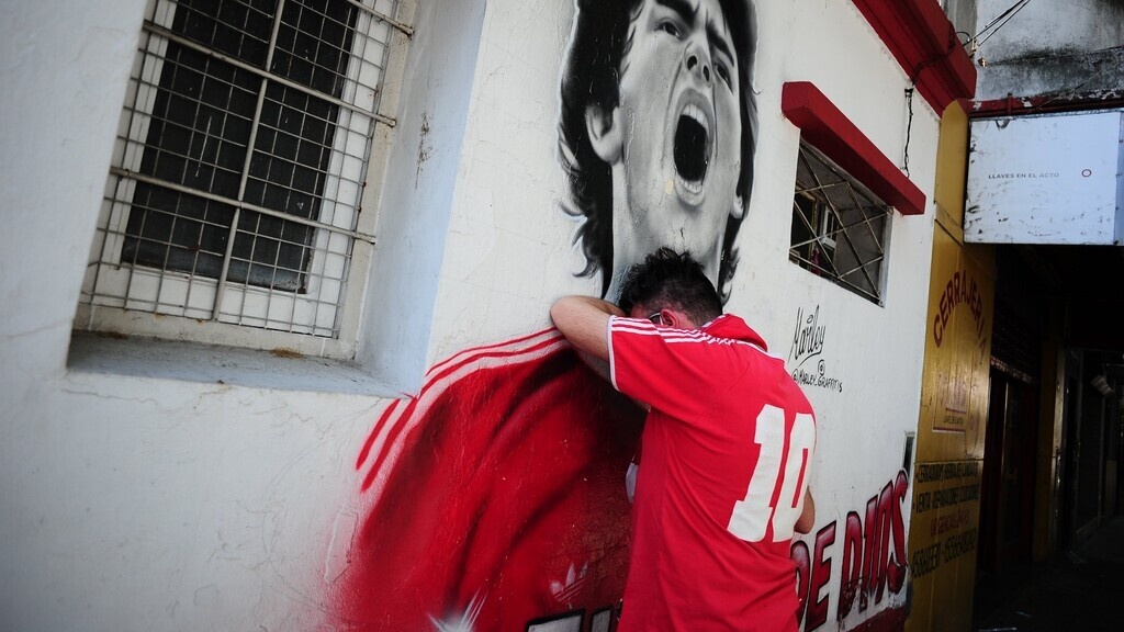 Μαραντόνα: Ο «Θεός» στην τελευταία του κατοικία - Θρήνος σ’ όλον τον κόσμο (photos+videos)