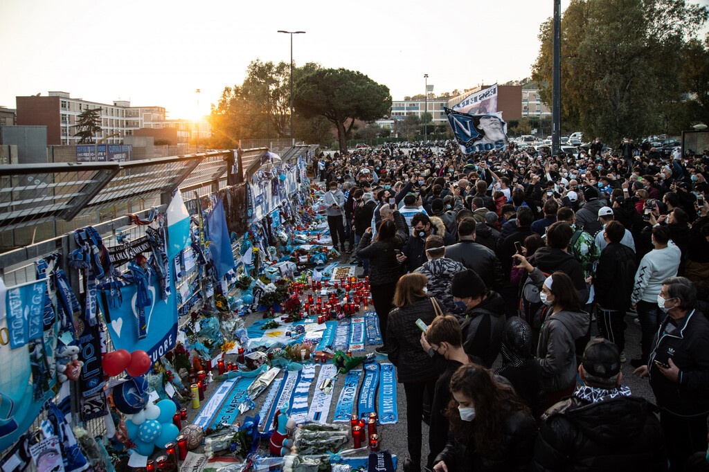 Ντιέγκο Μαραντόνα: Ανατριχίλα στο «Σαν Πάολο» με το Live is life (video+photos)