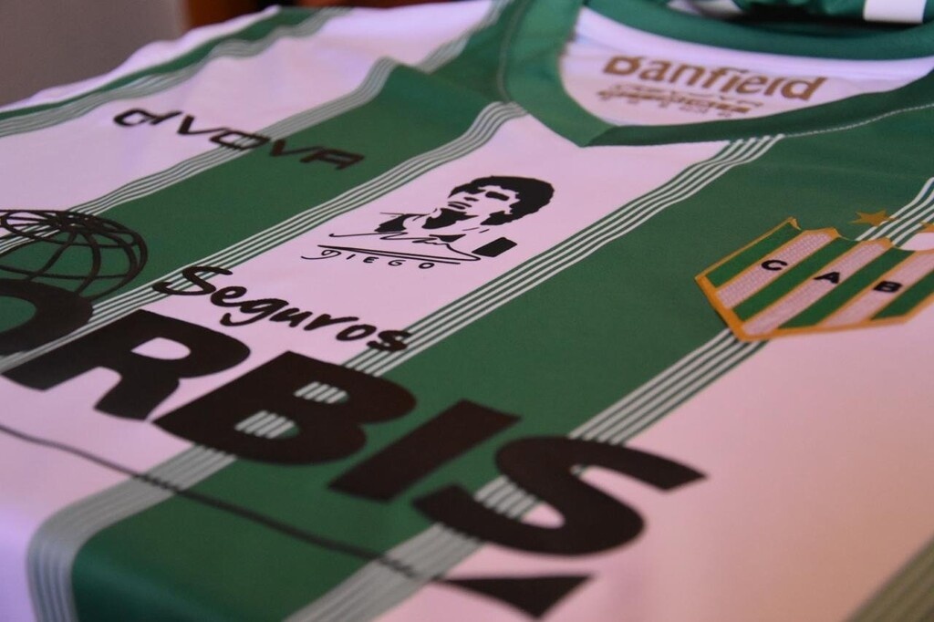 Ντιέγκο Μαραντόνα: Το πρόσωπο του «Θεού» στη φανέλα της Μπάνφιλντ (photos+video)