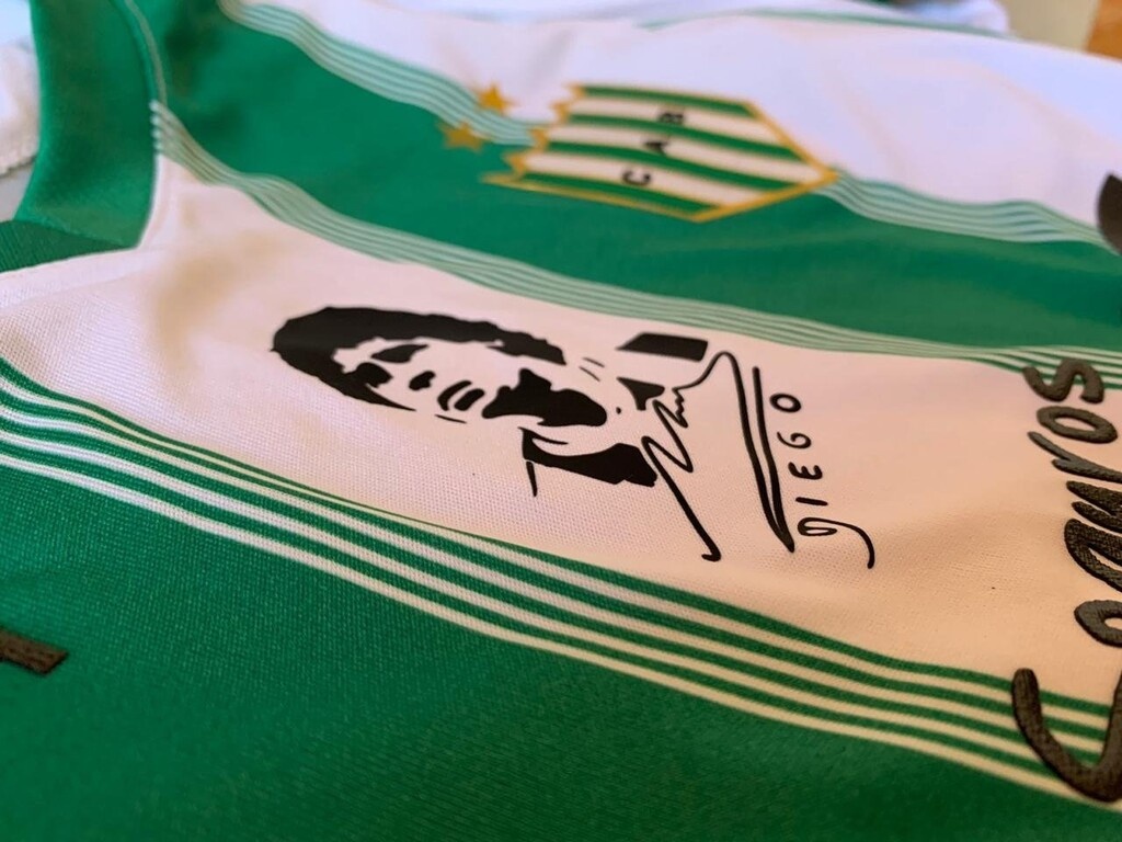 Ντιέγκο Μαραντόνα: Το πρόσωπο του «Θεού» στη φανέλα της Μπάνφιλντ (photos+video)