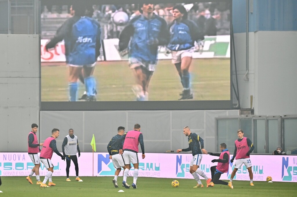 Ντιέγκο Μαραντόνα: Ζέσταμα με «Live is Life» στο Σαουόλο-Ίντερ! (Photos & Video)