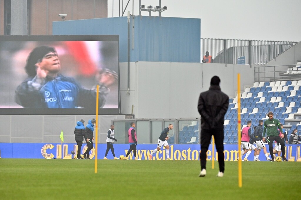 Ντιέγκο Μαραντόνα: Ζέσταμα με «Live is Life» στο Σαουόλο-Ίντερ! (Photos & Video)