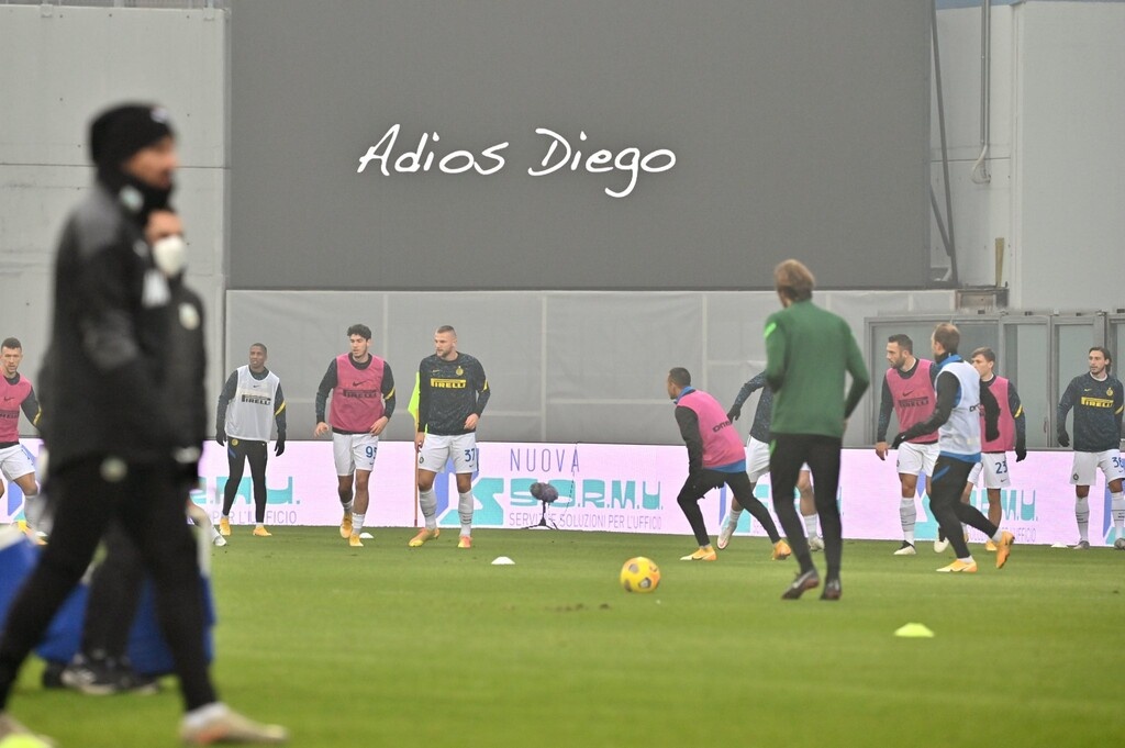 Ντιέγκο Μαραντόνα: Ζέσταμα με «Live is Life» στο Σαουόλο-Ίντερ! (Photos & Video)