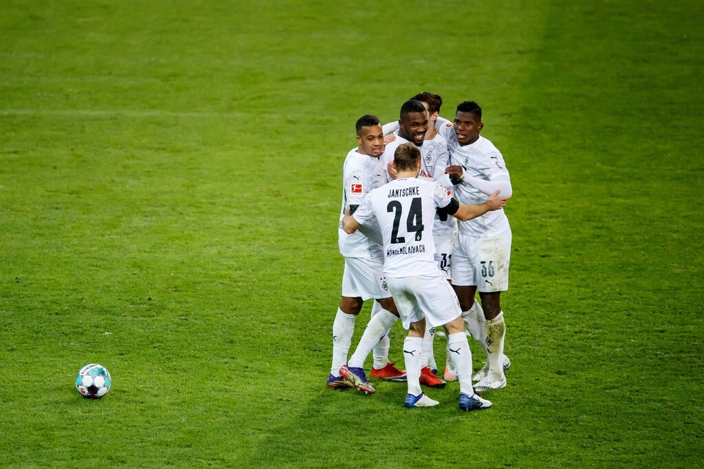 Bundesliga: Σίφουνας η Γκλάντμπαχ σκόρπισε τη Σάλκε με τεσσάρα! (video+photos)