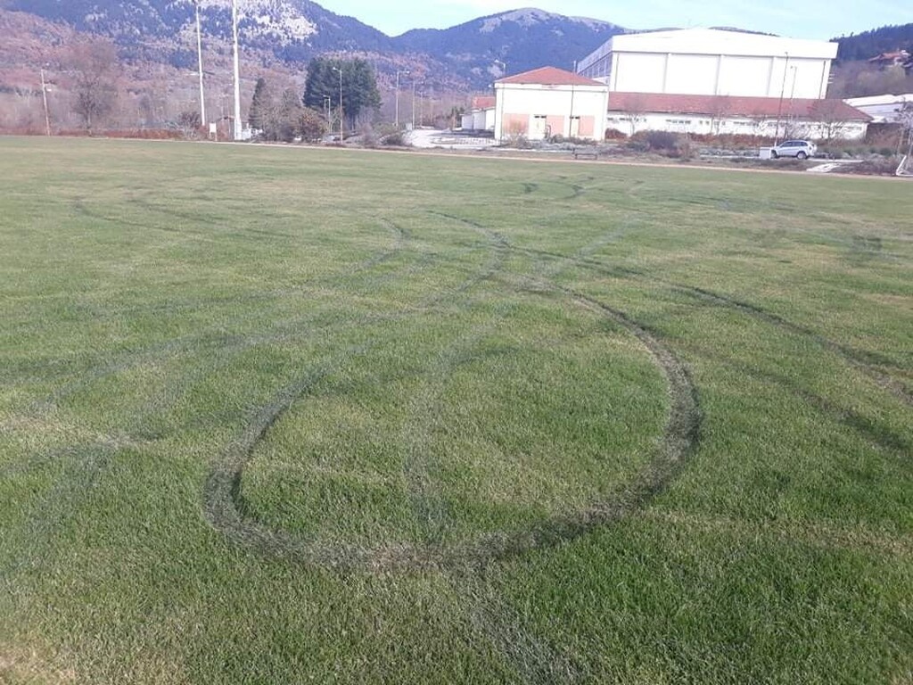 Άγνωστοι κατέστρεψαν το αθλητικό κέντρο Καρπενησίου - Δείτε τι έκαναν (photos)