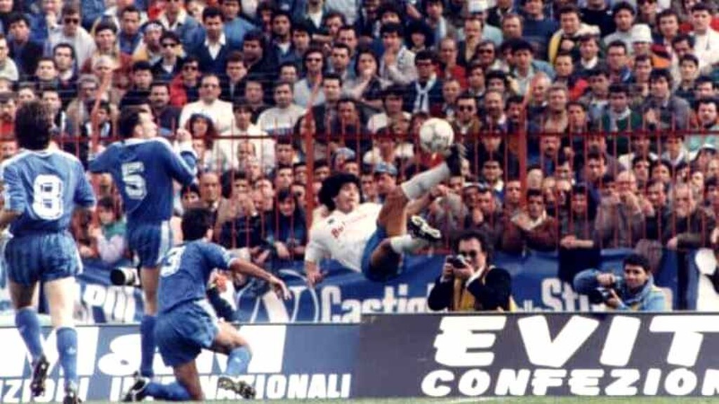 Ντιέγκο Μαραντόνα: Η φανέλα της Νάπολι προς τιμήν του που θυμίζει Αργεντινή! (photos)