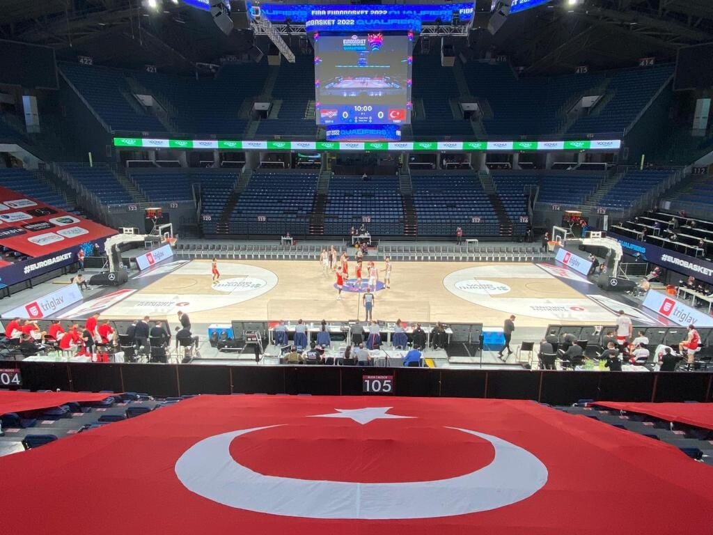 Διαιτητής έριξε μπουνιά σε προπονητή! (video)