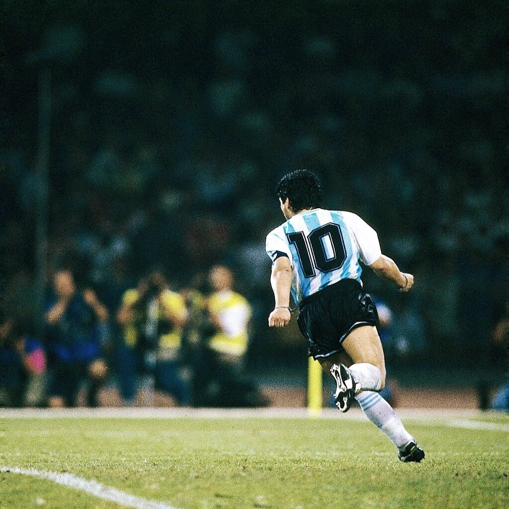 Ντιέγκο Μαραντόνα: Η φανέλα της Νάπολι προς τιμήν του που θυμίζει Αργεντινή! (photos)