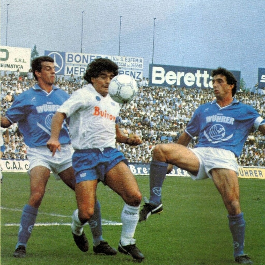 Ντιέγκο Μαραντόνα: Η φανέλα της Νάπολι προς τιμήν του που θυμίζει Αργεντινή! (photos)