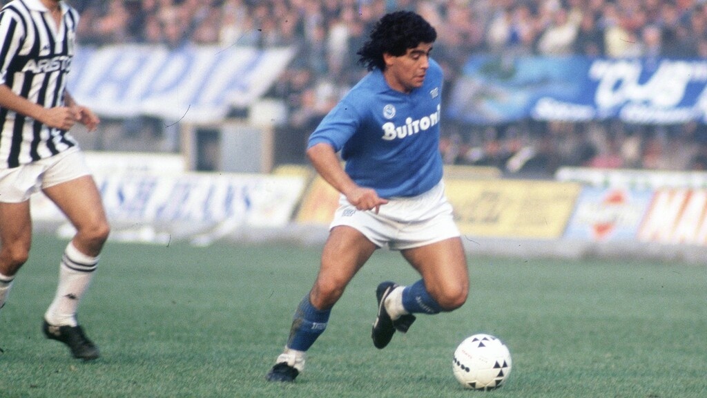 Ντιέγκο Μαραντόνα: Η φανέλα της Νάπολι προς τιμήν του που θυμίζει Αργεντινή! (photos)