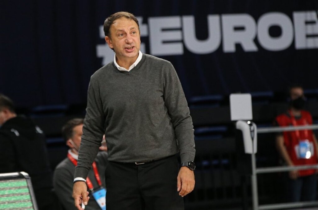 Διαιτητής έριξε μπουνιά σε προπονητή! (video)