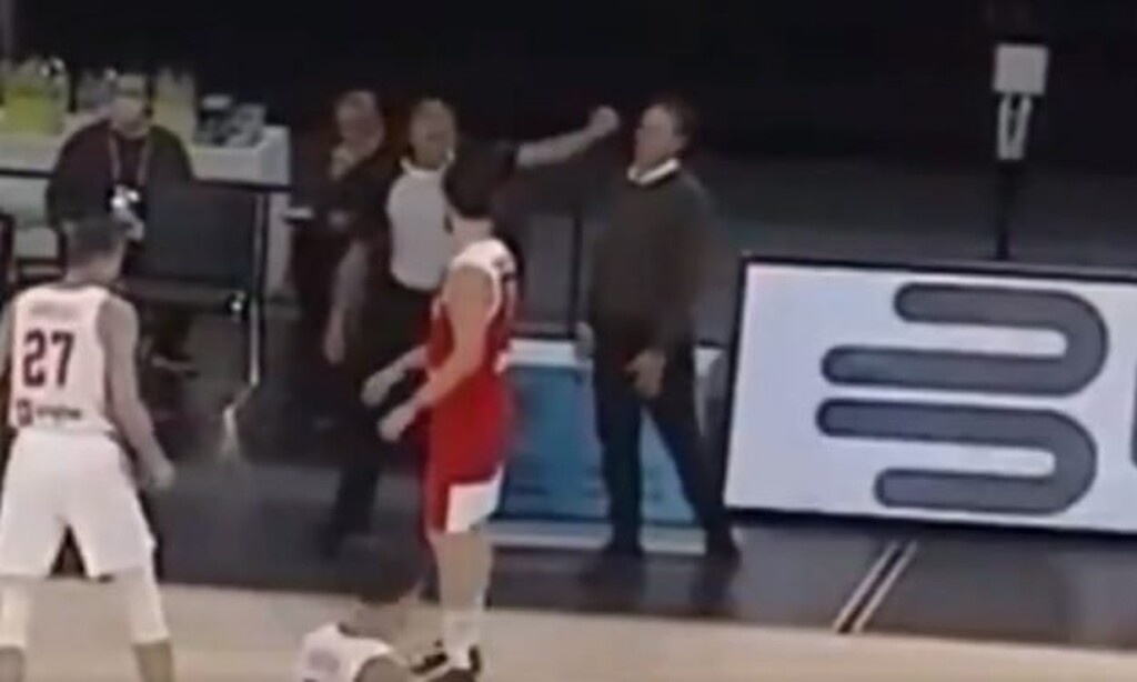 Διαιτητής έριξε μπουνιά σε προπονητή! (video)