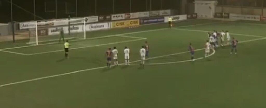 Απίστευτο και όμως αληθινό: Έπεσε το ρεύμα στο γήπεδο την ώρα που εκτελούταν πέναλτι (video)