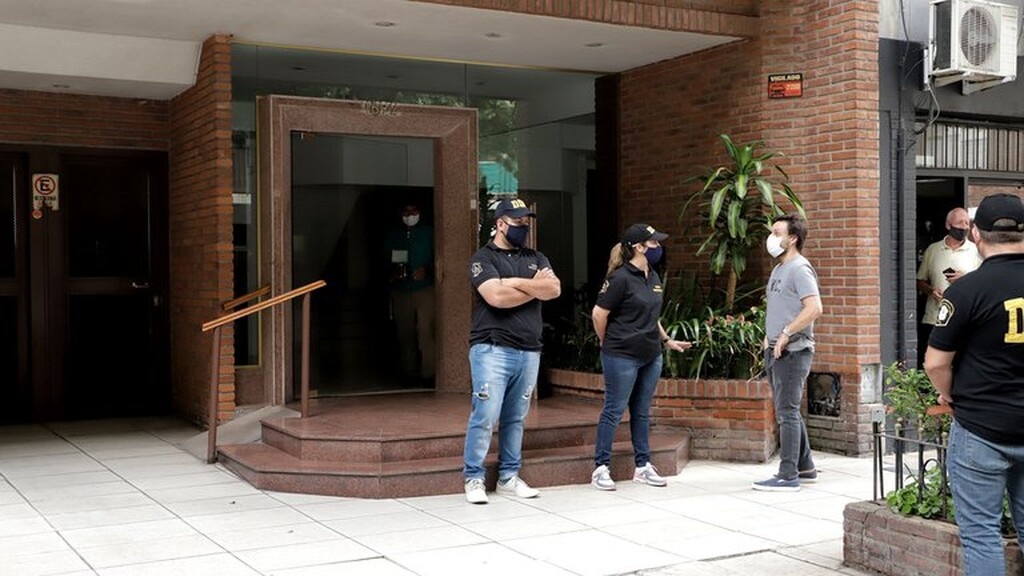 Ντου της Αστυνομίας στην ψυχίατρο του Μαραντόνα - Κατηγορίες για ανθρωποκτονία (photos+videos)