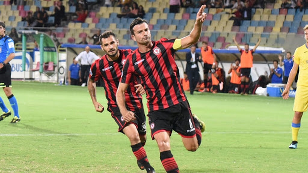 Αδιανόητο: Προσπάθησαν να κάψουν σπίτι ποδοσφαιριστή με την οικογένειά του μέσα (photos+video)