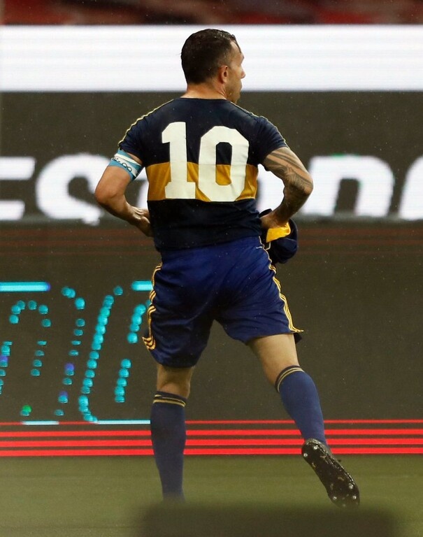 Ντιέγκο Μαραντόνα: Σκόραρε με τη φανέλα του «Θεού» ο Τέβες (video+photos)