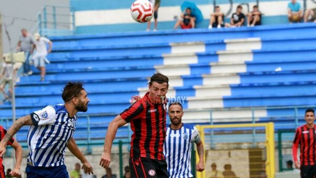 Αδιανόητο: Προσπάθησαν να κάψουν σπίτι ποδοσφαιριστή με την οικογένειά του μέσα (photos+video)