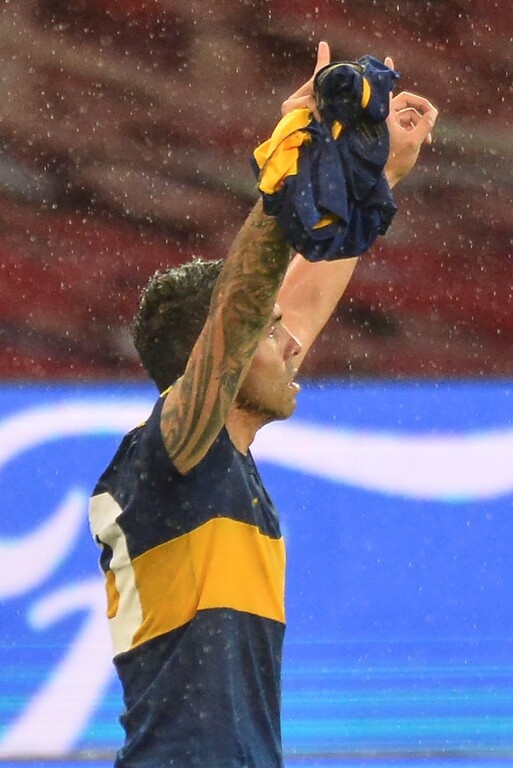 Ντιέγκο Μαραντόνα: Σκόραρε με τη φανέλα του «Θεού» ο Τέβες (video+photos)