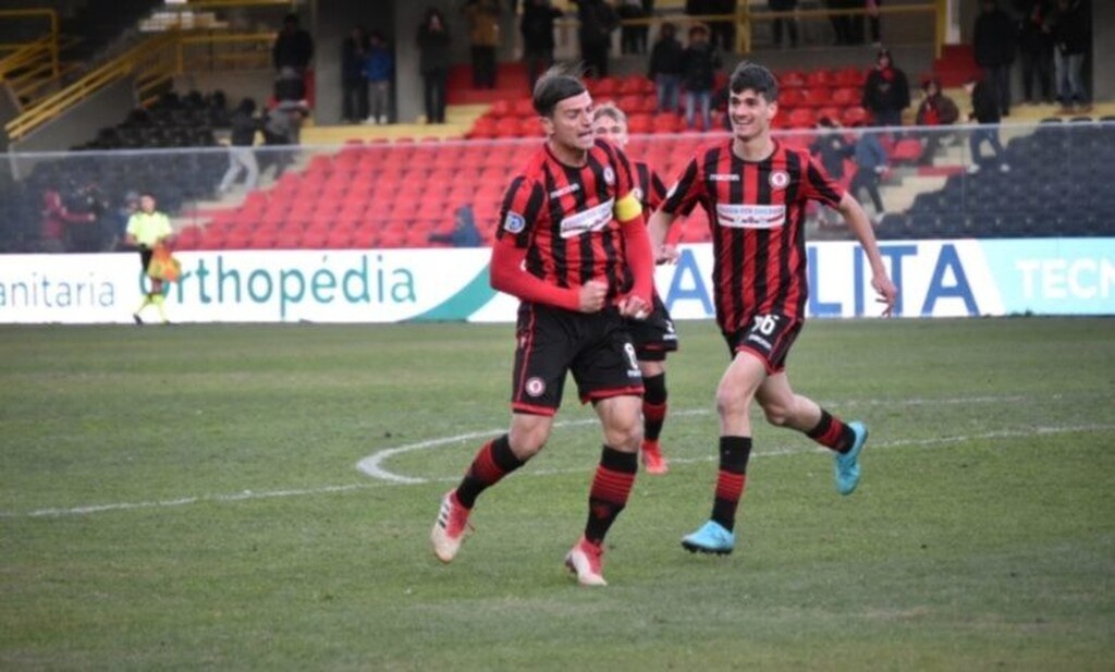 Αδιανόητο: Προσπάθησαν να κάψουν σπίτι ποδοσφαιριστή με την οικογένειά του μέσα (photos+video)