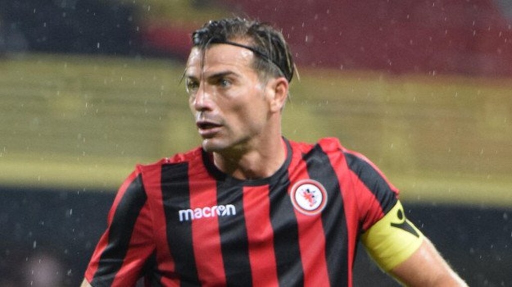 Αδιανόητο: Προσπάθησαν να κάψουν σπίτι ποδοσφαιριστή με την οικογένειά του μέσα (photos+video)