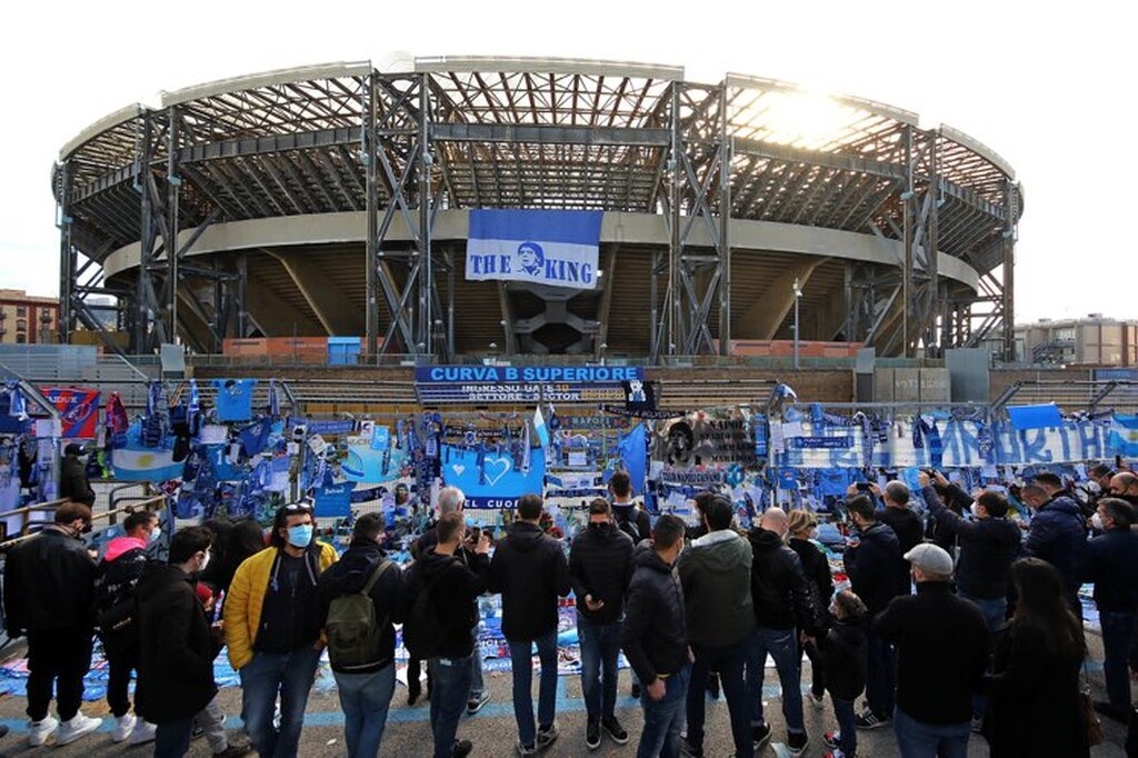 Ντιέγκο Μαραντόνα: Το γήπεδο της Νάπολι πήρε το όνομα του «Θεού» (photos+video)