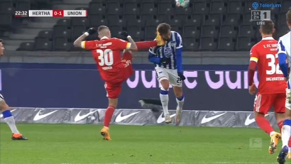 Μαρκάρισμα που κόβει την ανάσα - Κλωτσιά στην... καρωτίδα (photos)