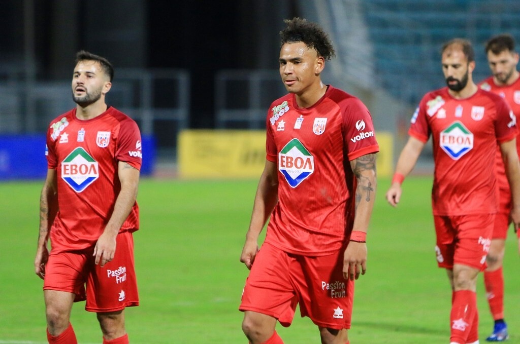 Ντου οπαδών στην προπόνηση του ΝΠΣ Βόλος στη Νέα Σμύρνη!