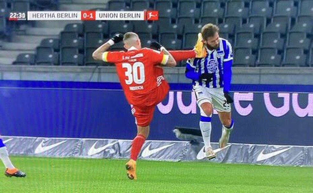 Μαρκάρισμα που κόβει την ανάσα - Κλωτσιά στην... καρωτίδα (photos)