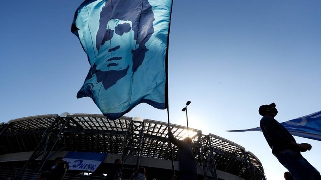 Ντιέγκο Μαραντόνα: Το γήπεδο της Νάπολι πήρε το όνομα του «Θεού» (photos+video)