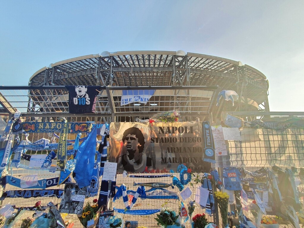 Ντιέγκο Μαραντόνα: Το γήπεδο της Νάπολι πήρε το όνομα του «Θεού» (photos+video)