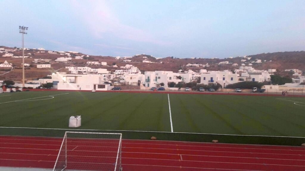 ΣΟΚ στη Μύκονο: Πέθανε 48χρονος στο στάδιο του νησιου (photos)