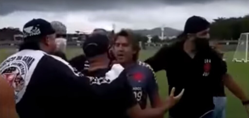 Πρώην προπονητής της Super League την «έπεσε» σε οπαδούς που έκαναν ντου στην προπόνηση (video)