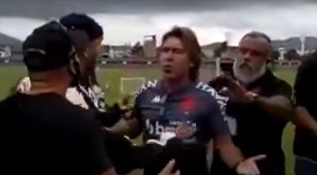 Πρώην προπονητής της Super League την «έπεσε» σε οπαδούς που έκαναν ντου στην προπόνηση (video)