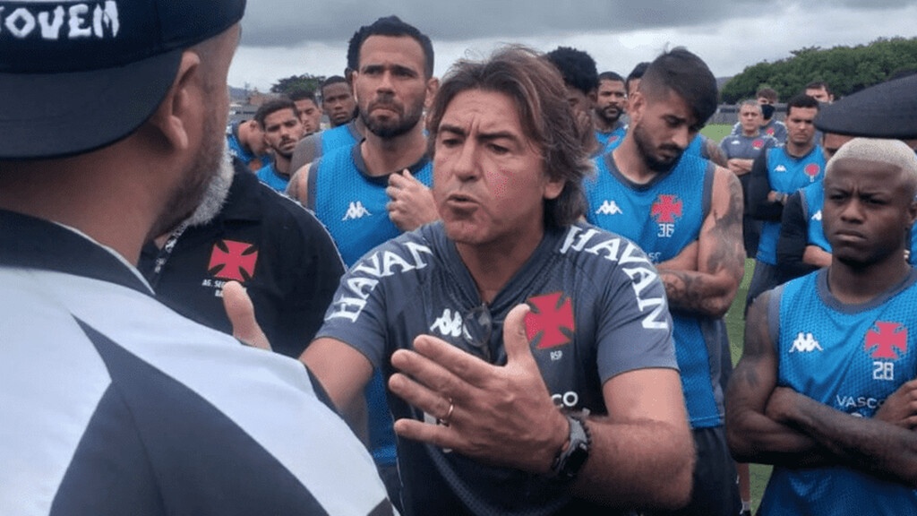 Πρώην προπονητής της Super League την «έπεσε» σε οπαδούς που έκαναν ντου στην προπόνηση (video)