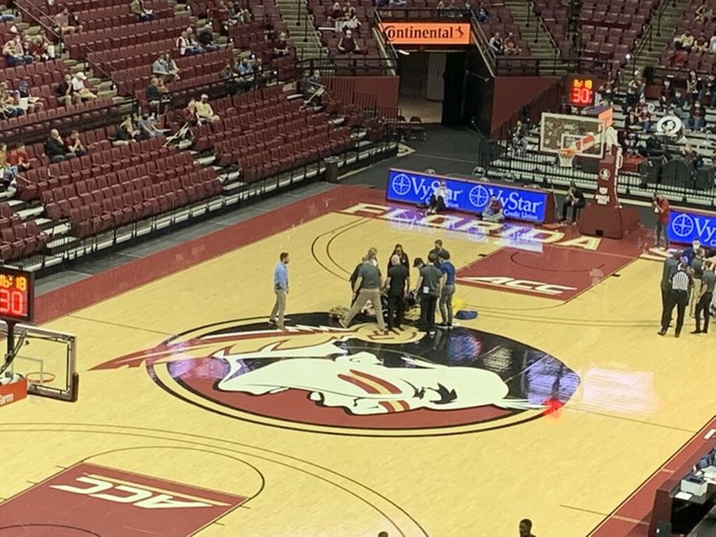 Σοκαριστικές εικόνες σε αγώνα για το NCAA: Παίκτης κατέρρευσε στο παρκέ (video+photos)