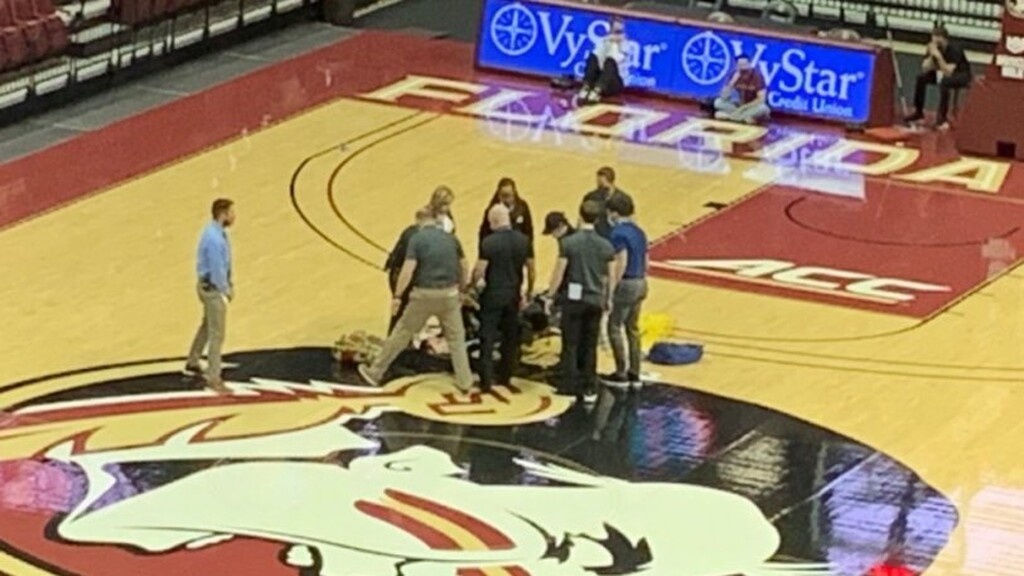 Σοκαριστικές εικόνες σε αγώνα για το NCAA: Παίκτης κατέρρευσε στο παρκέ (video+photos)