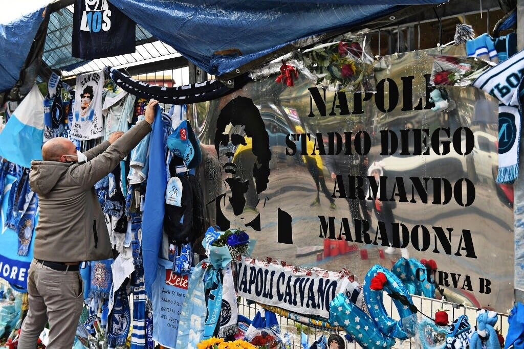 Μαραντόνα: Το δώρο των Ultras της Παρί στη Νάπολι! (Photos)