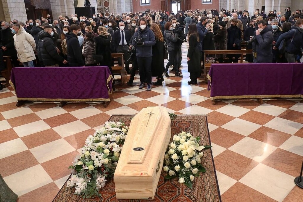 Ρόσι: Βεβήλωσαν την μνήμη του - Λήστεψαν το σπίτι του την ώρα της κηδείας (photos)