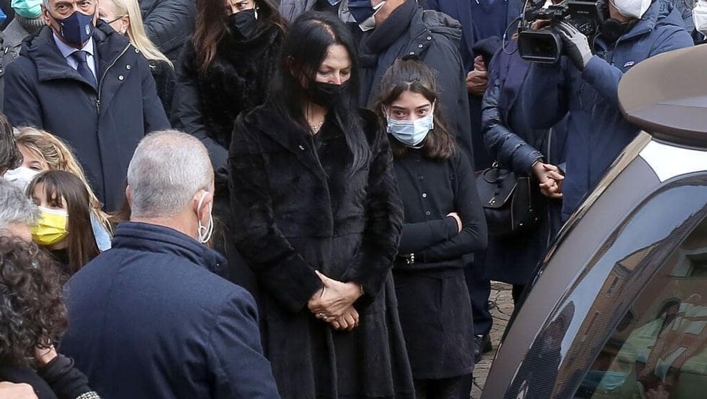 Ρόσι: Βεβήλωσαν την μνήμη του - Λήστεψαν το σπίτι του την ώρα της κηδείας (photos)