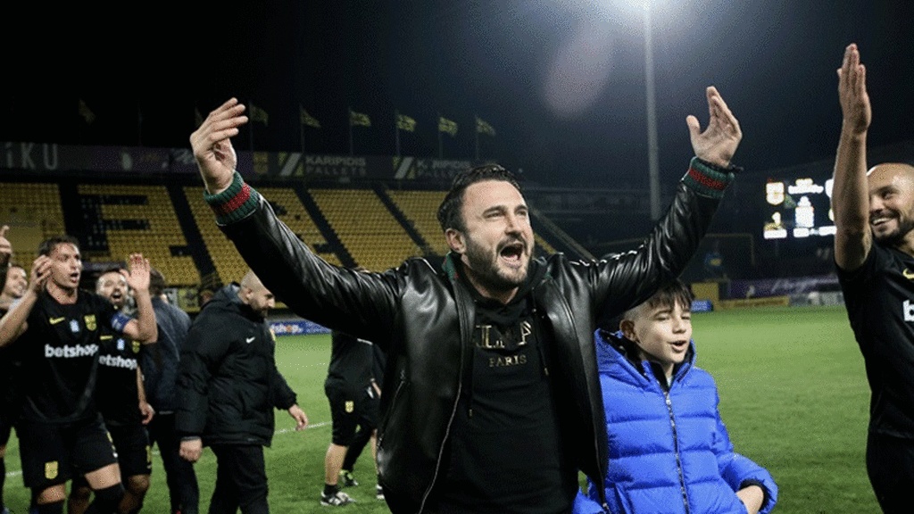 Άρης-ΠΑΟΚ: Πανευτυχής Καρυπίδης με... καυστικό μήνυμα σε ΠΑΟΚ (photos)