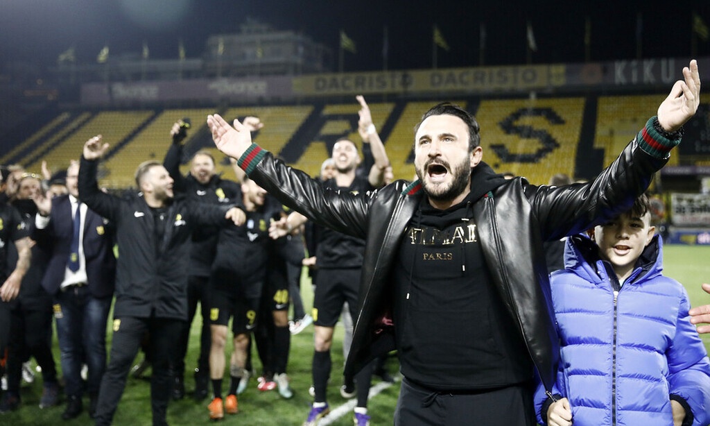 Άρης-ΠΑΟΚ: Πανευτυχής Καρυπίδης με... καυστικό μήνυμα σε ΠΑΟΚ (photos)