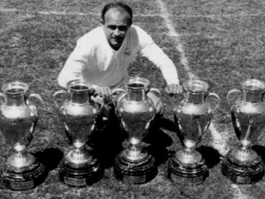 Ντι Στεφάνο: Το France Football του έδωσε το «Ballon d'Or» του 20ου αιώνα. Ο καλύτερος παίκτης στην ιστορία της Ρεάλ Μαδρίτης, ο οποίος σκόραρε σε πέντε τελικούς του Κυπέλλου Πρωταθλητριών.