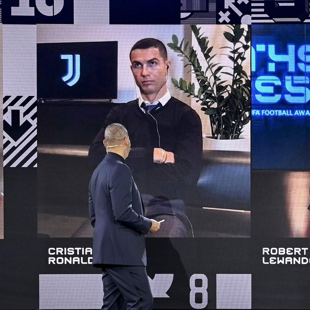 FIFA Awards: Βυθισμένος στις σκέψεις του - Η αντίδραση Κριστιάνο Ρονάλντο με «Λέβα»! (photos)