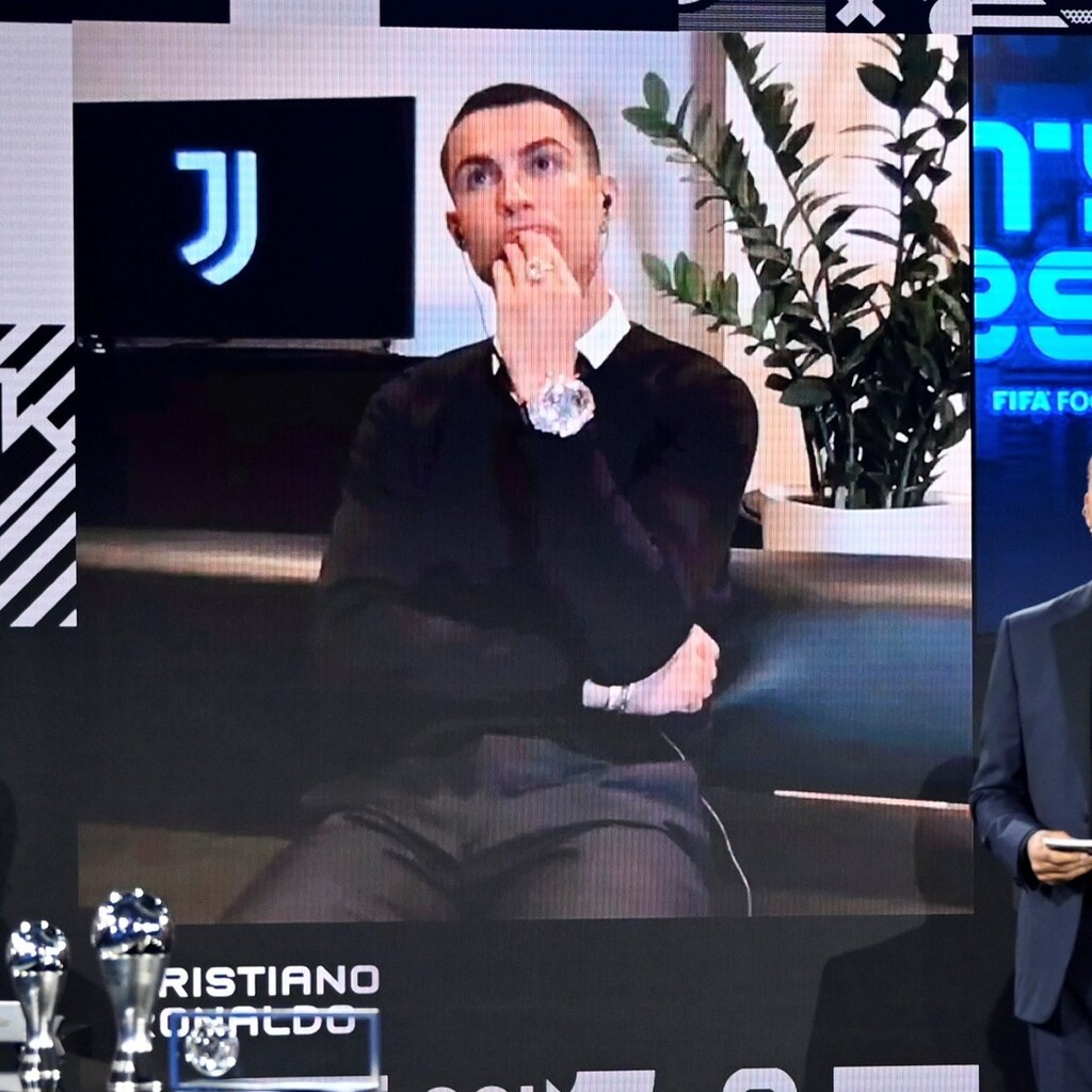 FIFA Awards: Βυθισμένος στις σκέψεις του - Η αντίδραση Κριστιάνο Ρονάλντο με «Λέβα»! (photos)