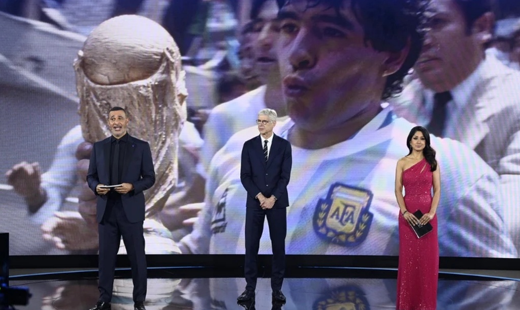 FIFA Awards: Ο Μαραντόνα, ο Ρόσι και η έκπληξη στον Λεβαντόφσκι (video)